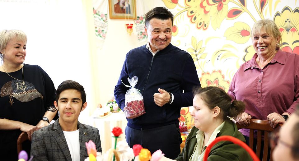 Воспитанники семейного центра «Дмитровский» подарили Андрею Воробьеву кулич