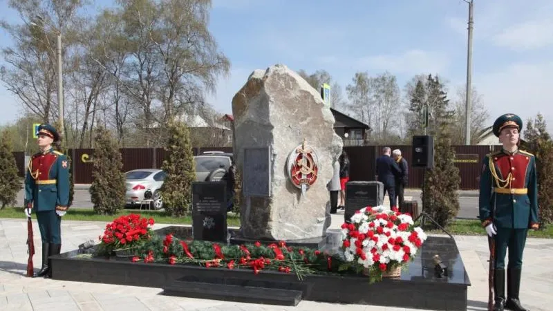 Сотрудники МВД РФ возложили цветы к памятнику полицейским в Подмосковье, погибшим в 1941 г