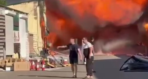 Сильный пожар начался на рынке в Дмитровском округе