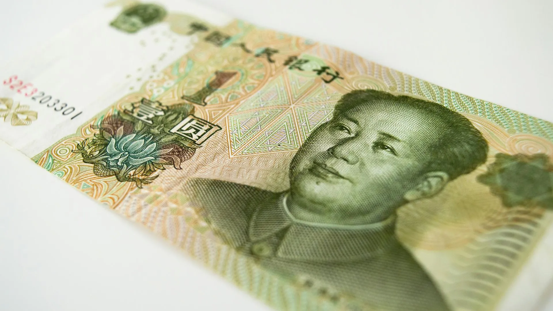Курс юаня на Московской бирже впервые за год упал ниже 12 рублей