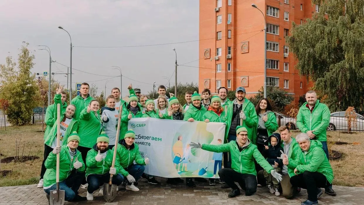 Сбербанк поддержал экоакцию «Наш лес» и установил экоскамейки в Мытищах