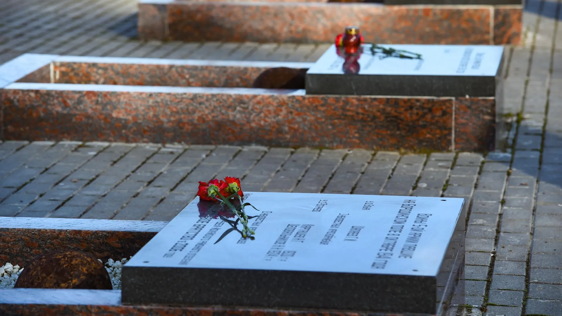 Открытие воинского мемориала после реставрации в деревне Ельня в Подмосковье
