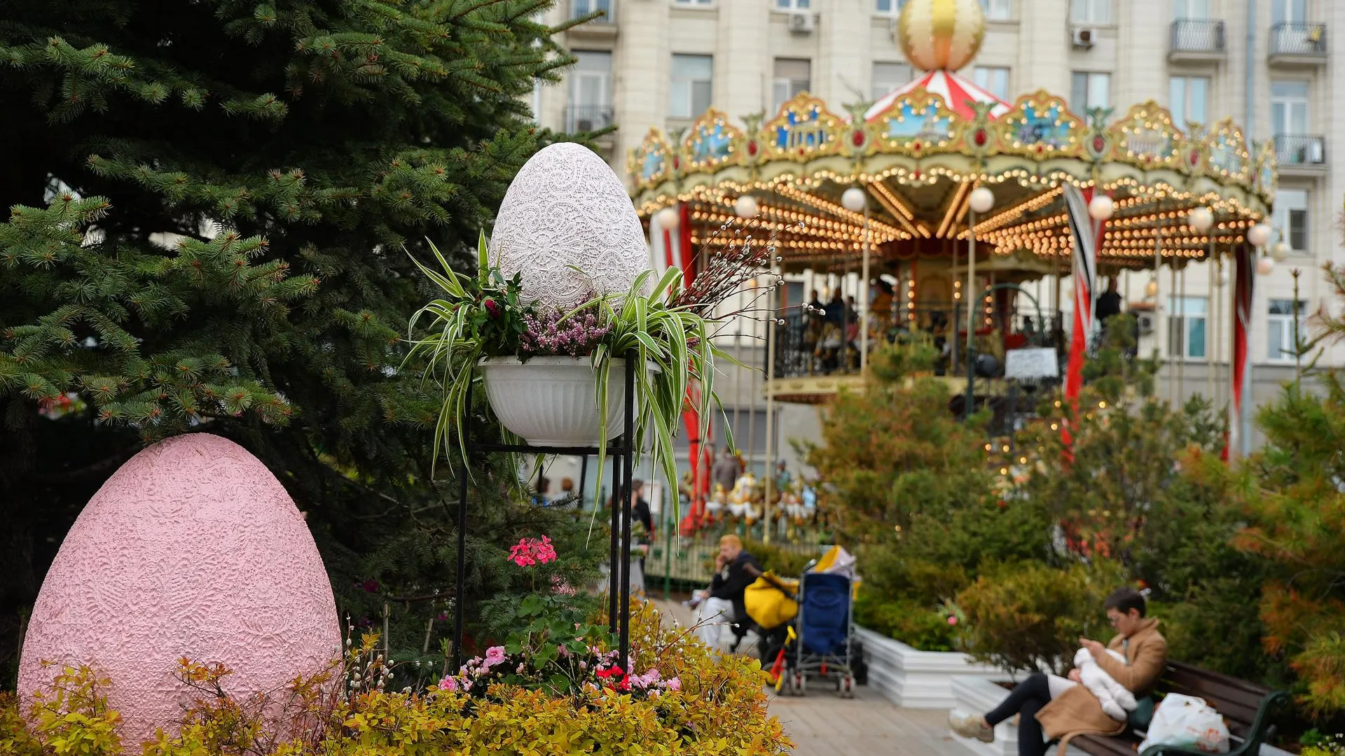 Цветы и увитые травами качели: гостей ждут площадки «Пасхального дара» в Москве