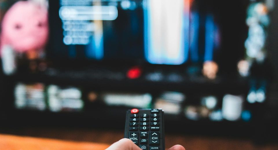 «Известия»: из-за роста цен россияне стали реже покупать телевизоры