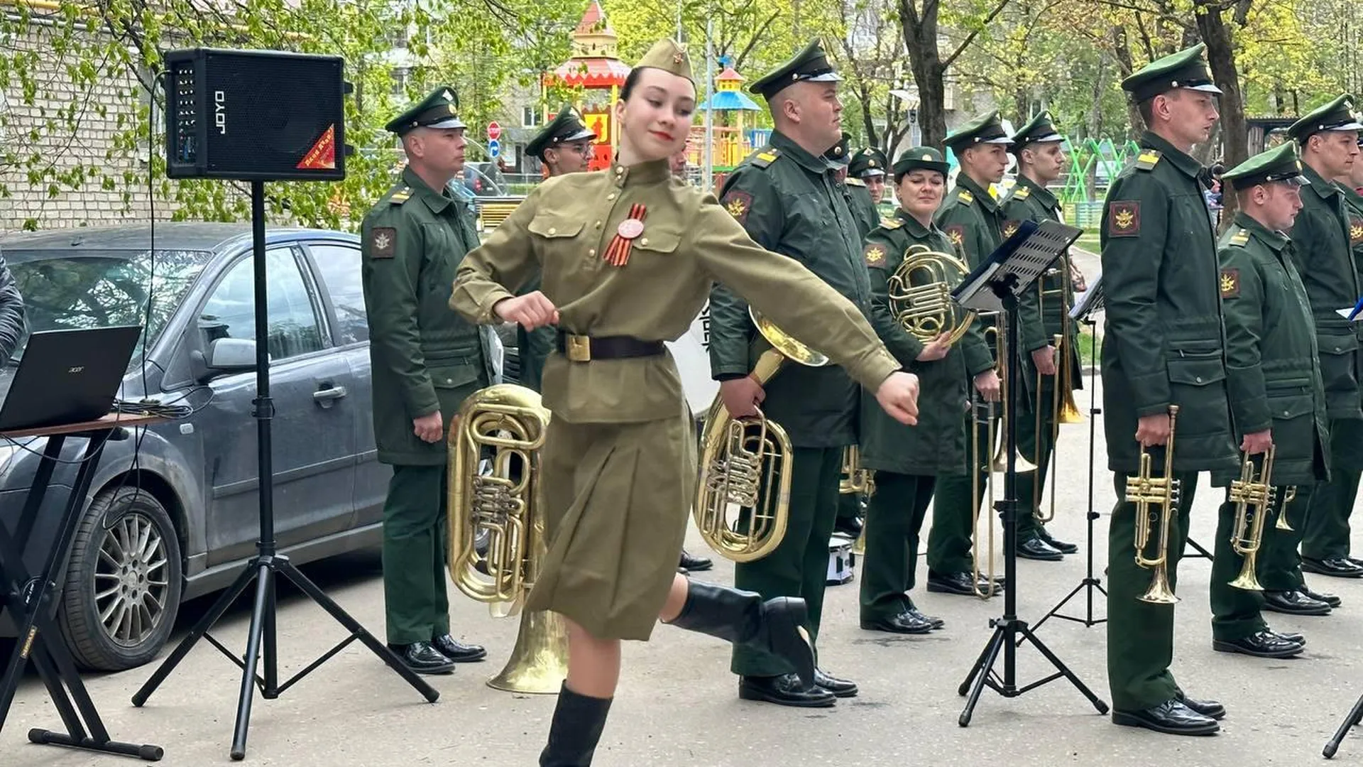 Депутаты и юнармейцы провели парады у домов ветеранов Подмосковья в День  Победы | РИАМО