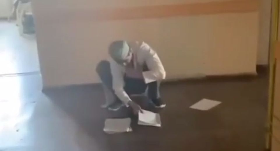 Посетитель больницы Омска застал раскачивающегося над упавшими документами врача