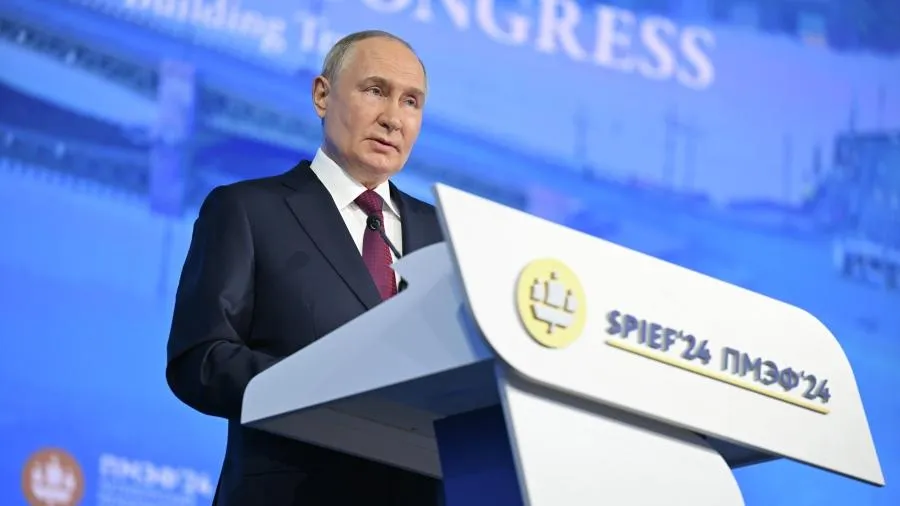 Путин предложил с 2025 года возобновить индексацию пенсий работающим пенсионерам