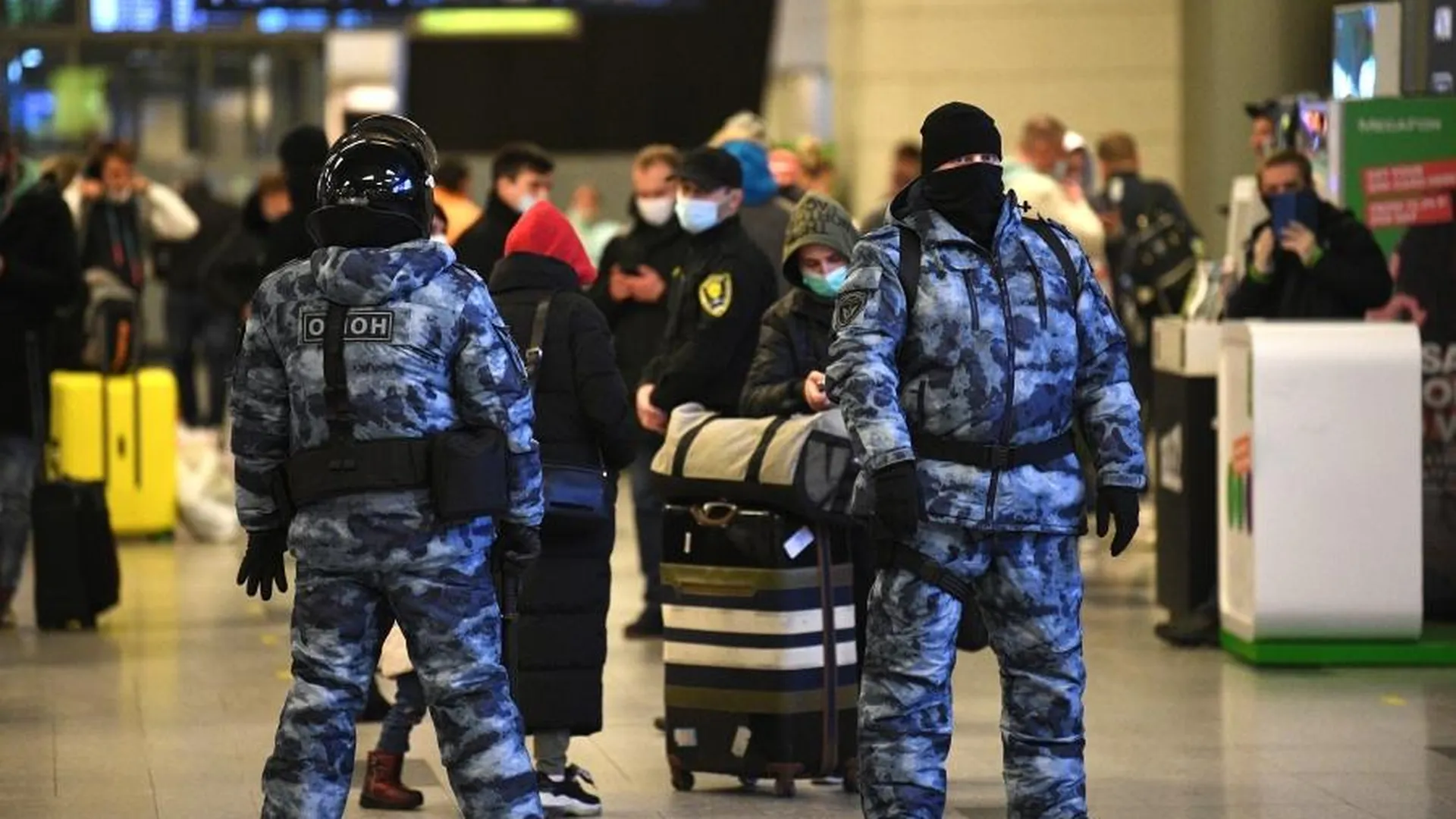 86 человек эвакуировали из‑за подозрительной записки во Внуково