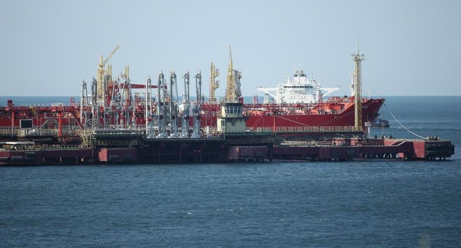 Bloomberg: десятки перевозивших нефть из РФ танкеров простаивают из-за санкций