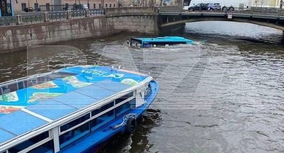 В затонувшем в Питере автобусе может быть до 20 пассажиров