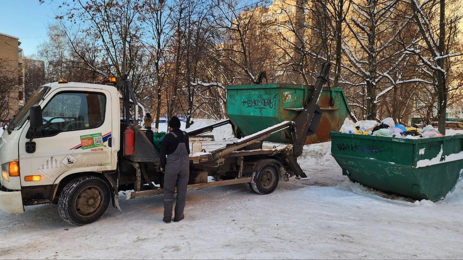 На контейнерных площадках в Люберцах устанавливают знаки «Остановка  запрещена» | РИАМО в Люберцах