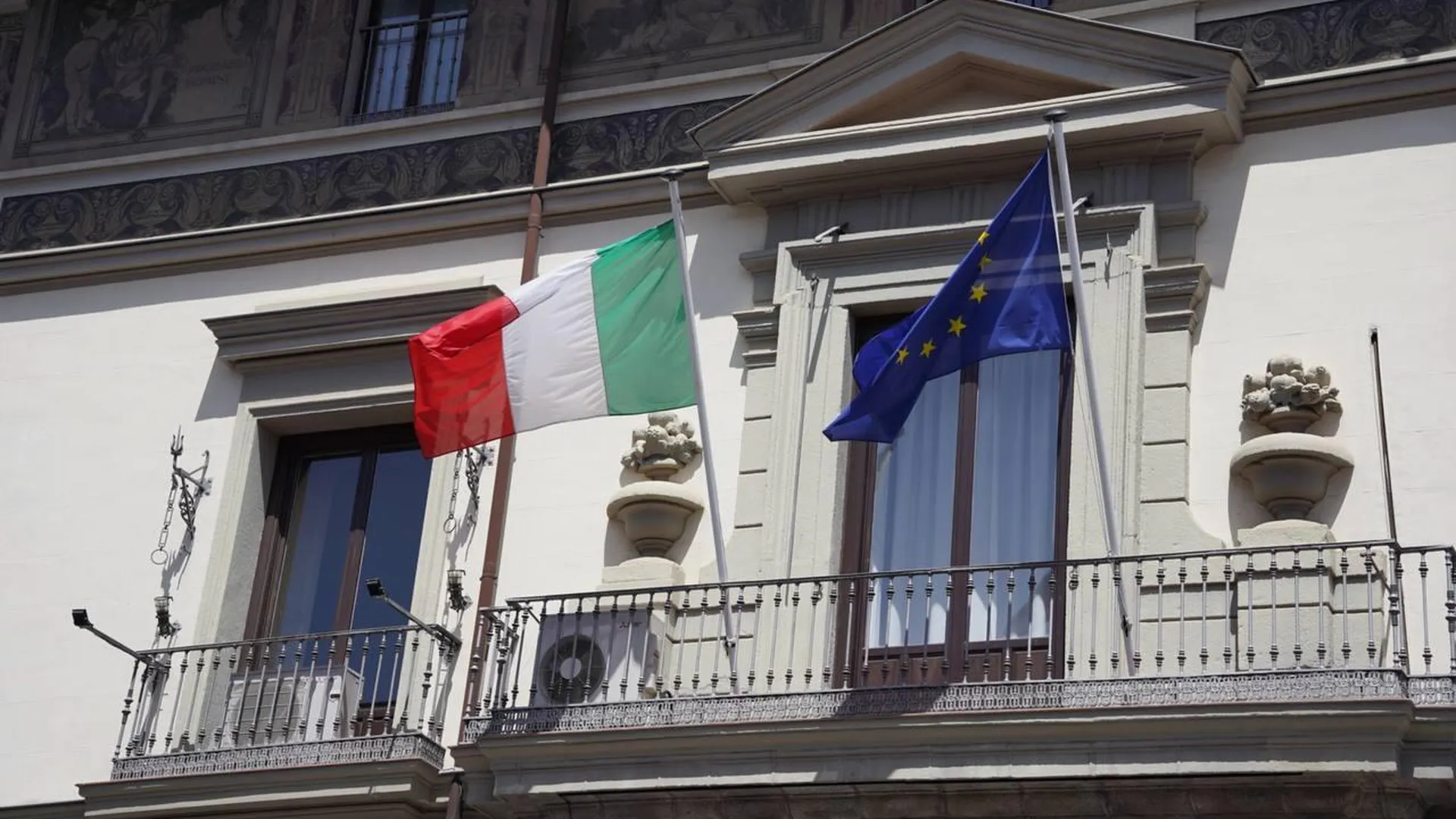 Итальянский политик подал в отставку после скандала с русскими пранкерами