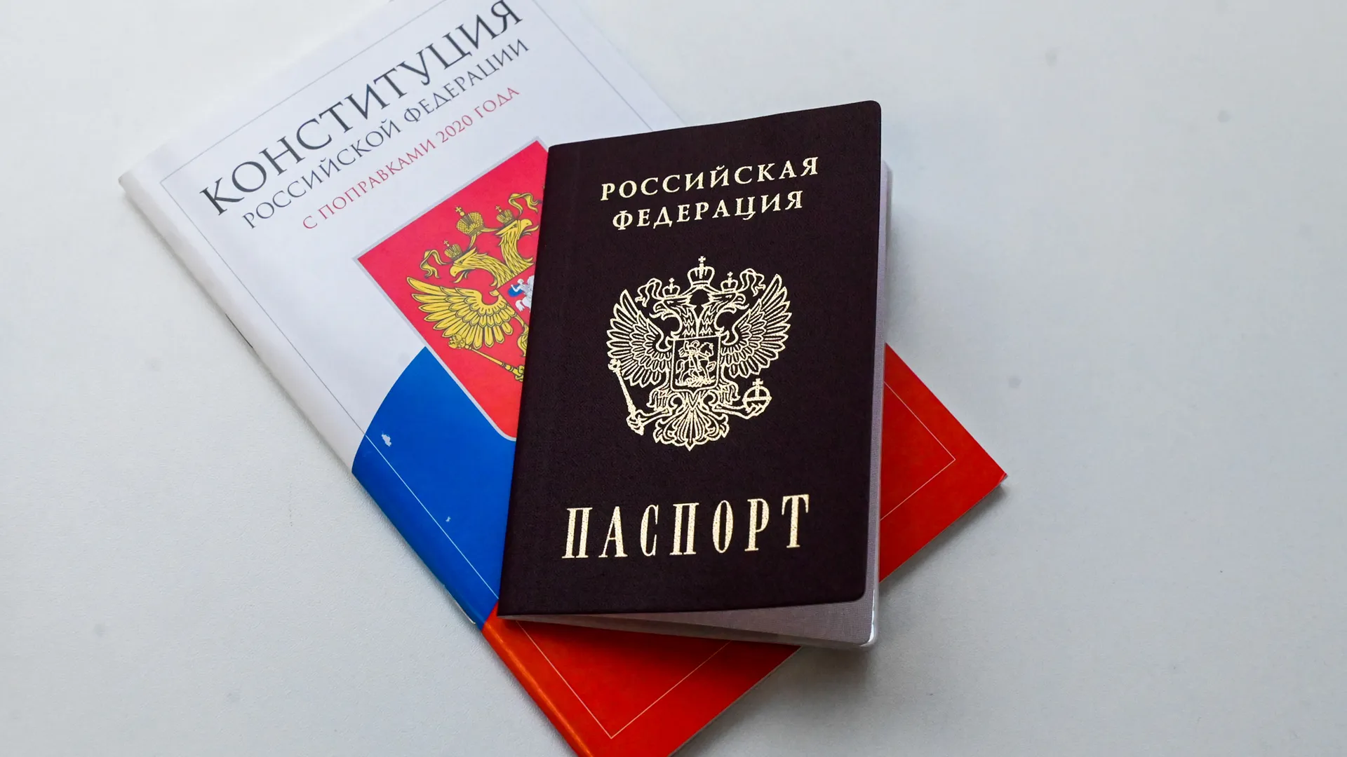 Депутаты предложили лишать приобретенного гражданства РФ тех, кто нарушает присягу