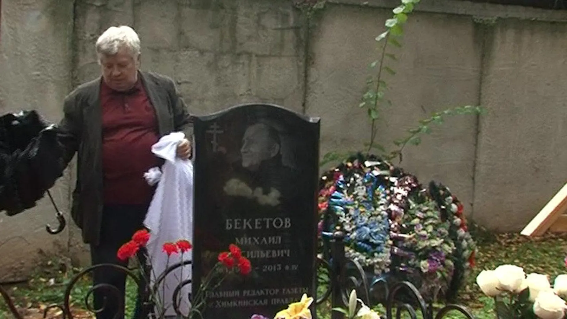 Памятник журналисту-экологу Бекетову открыли в Химках под проливным дождем
