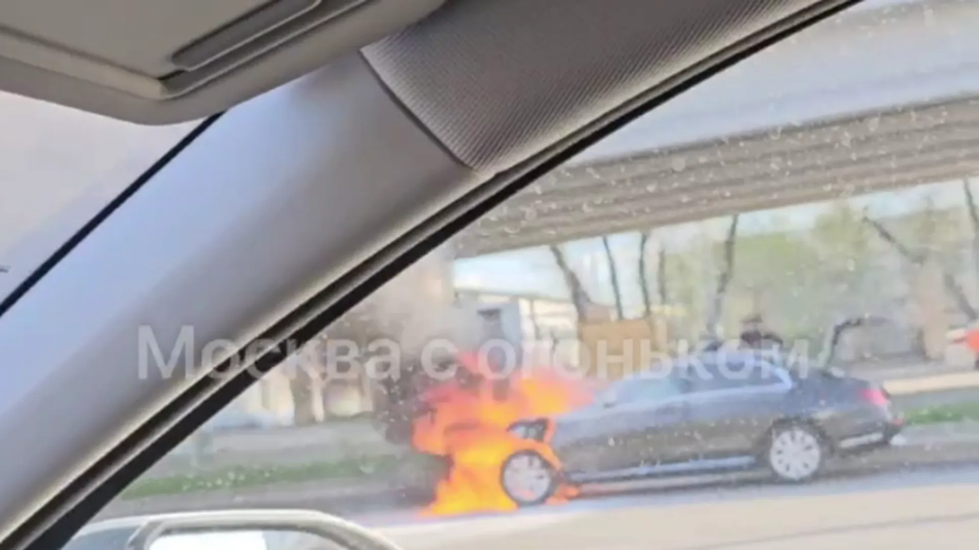 Автомобиль сгорел на Каширском шоссе в Москве