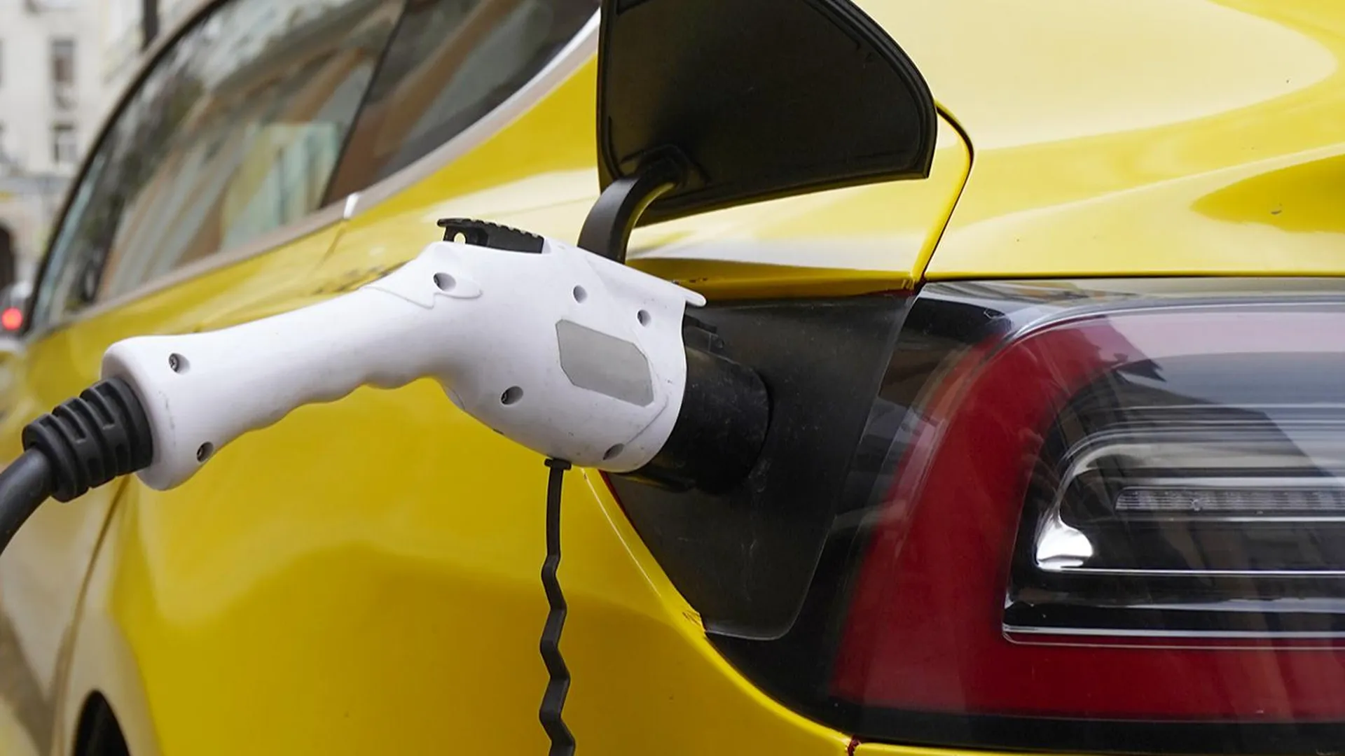 Установка зарядок для электромобилей может стать обязательной в столичных новостройках