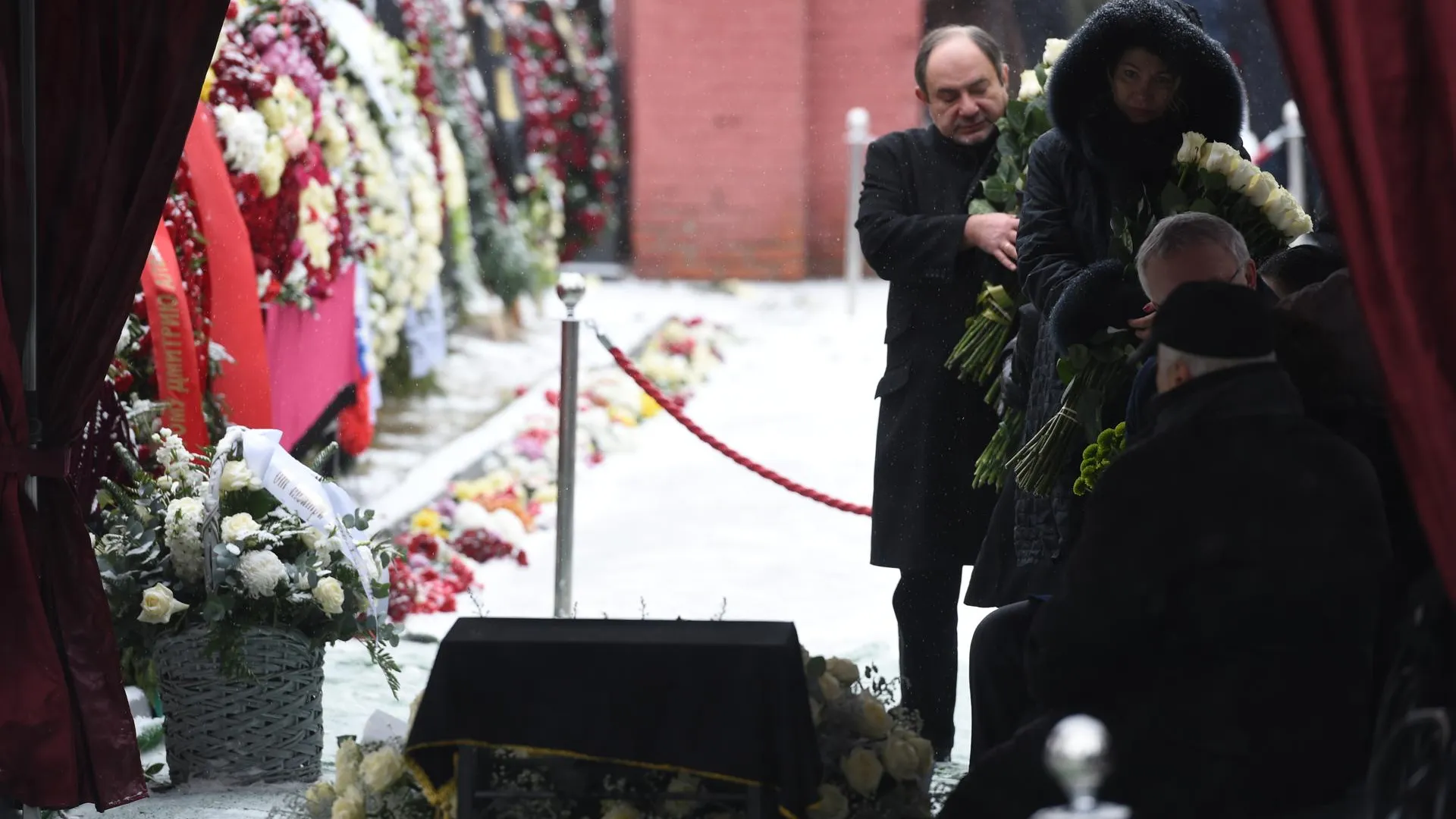 Часть праха оперного певца Хворостовского захоронили на Новодевичьем кладбище в Москве
