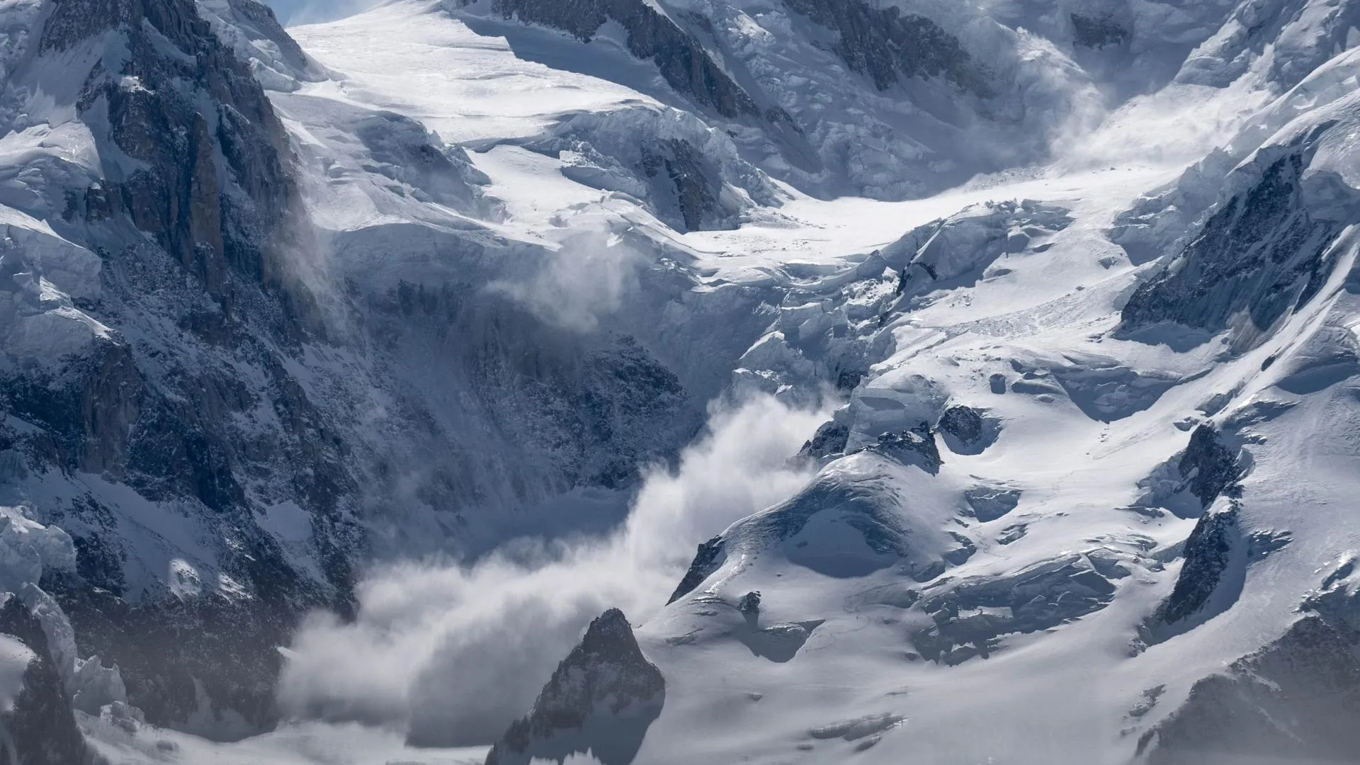Российский горнолыжник погиб при сходе лавины в Гималаях
