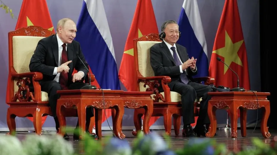 Политолог: визит Путина во Вьетнам может восстановить отношения в военной сфере