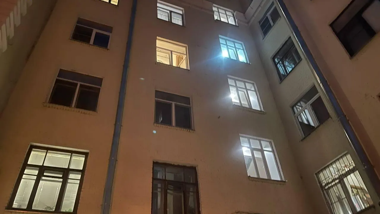 Полуторагодовалый ребенок выпал из окна жилого дома в Москве