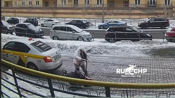 Машина сбила девушку с коляской на юге Москвы