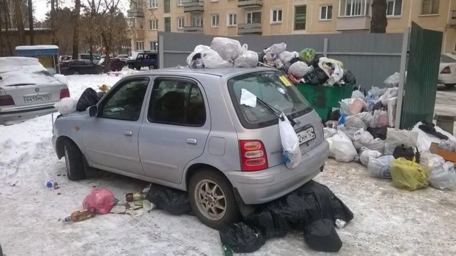 Жителям Подмосковья напомнили о недопустимости оставления автомобилей у мусорных площадок