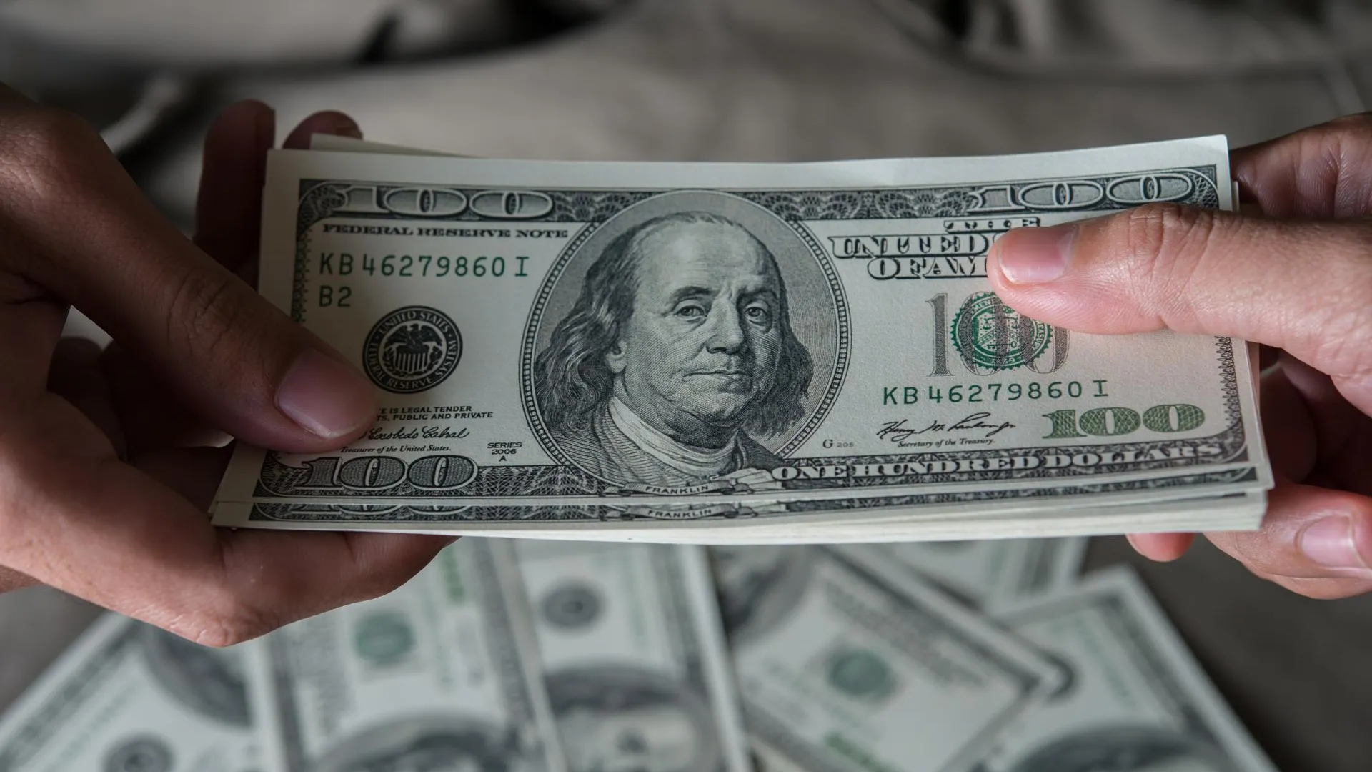 Экономист объяснил, почему опасно покупать доллары в любой непонятной ситуации