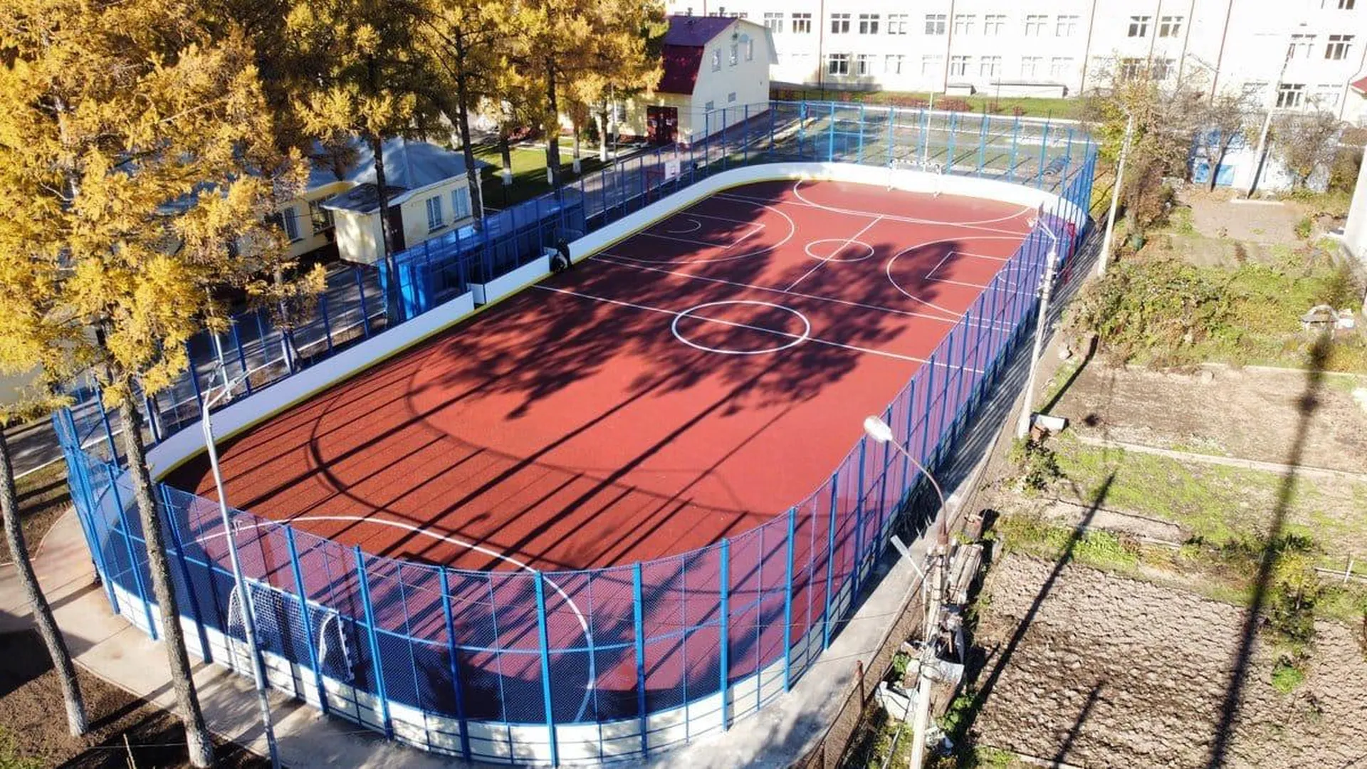 Товарищеская игра по мини‑футболу прошла на обновленной хоккейной площадке Подольска
