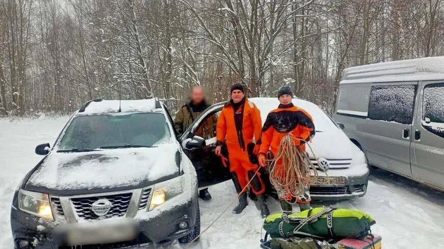 Спасатели из Волоколамска эвакуировали на берег провалившегося под лед рыбака