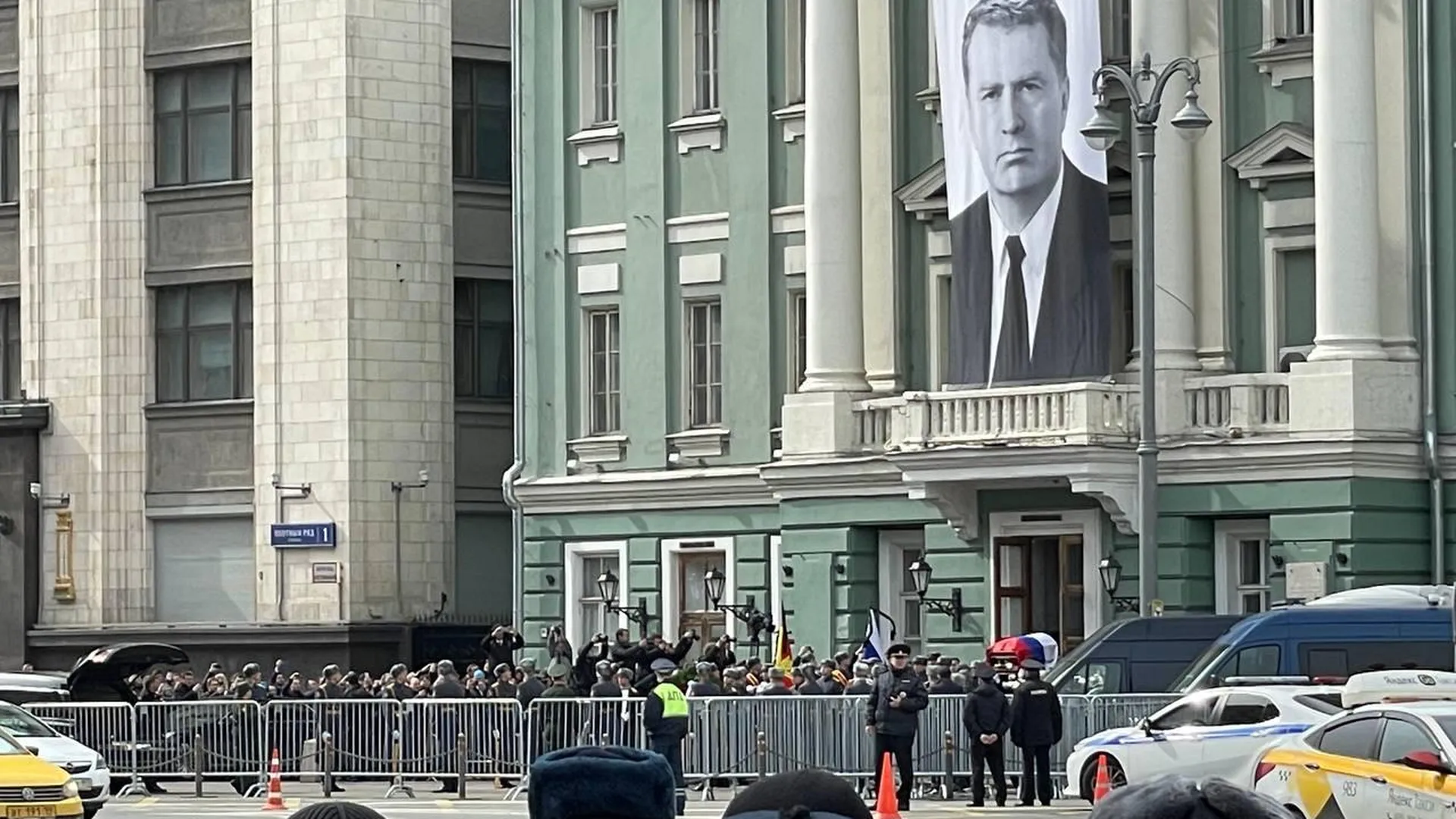 Жириновского проводили в последний путь под продолжительные аплодисменты