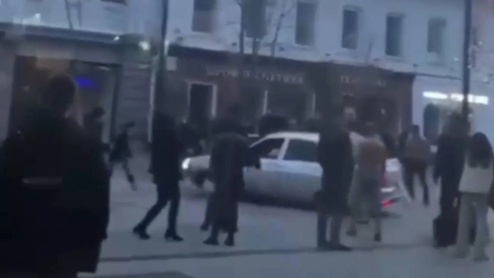В центре Саратова водитель въехал в здание и начал давить людей
