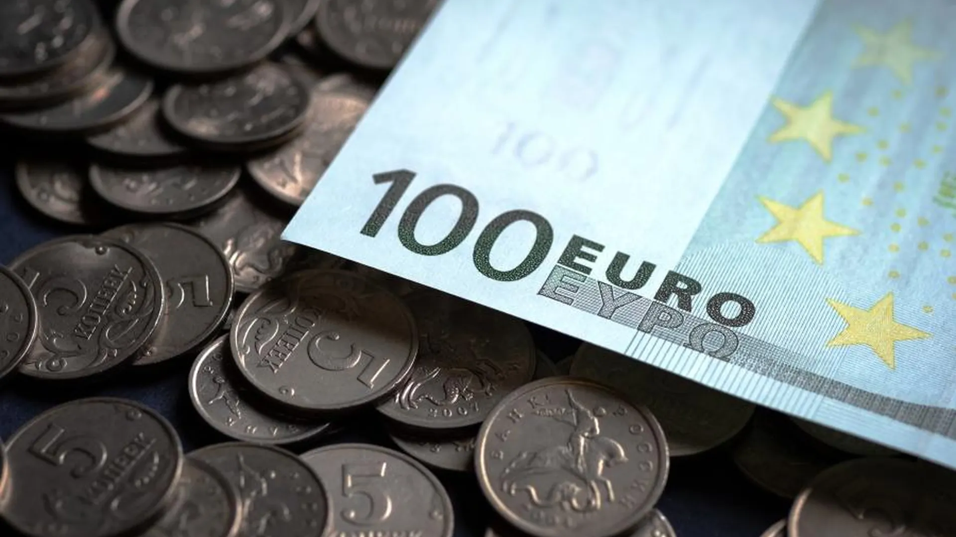 Евро подскочил выше 105 рублей на Мосбирже