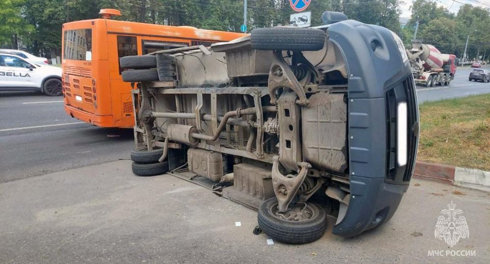 В Нижнем Новгороде грузовик и автобус попали в ДТП