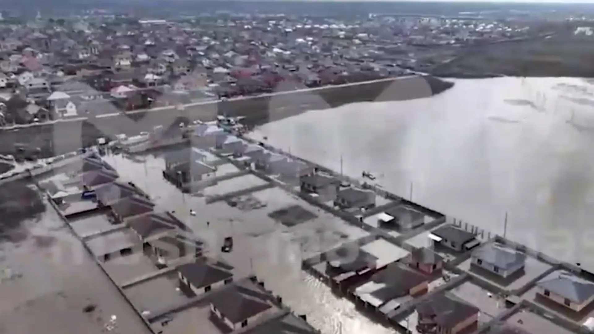 В Оренбургской области идет эвакуация из-за перелива воды через дамбу