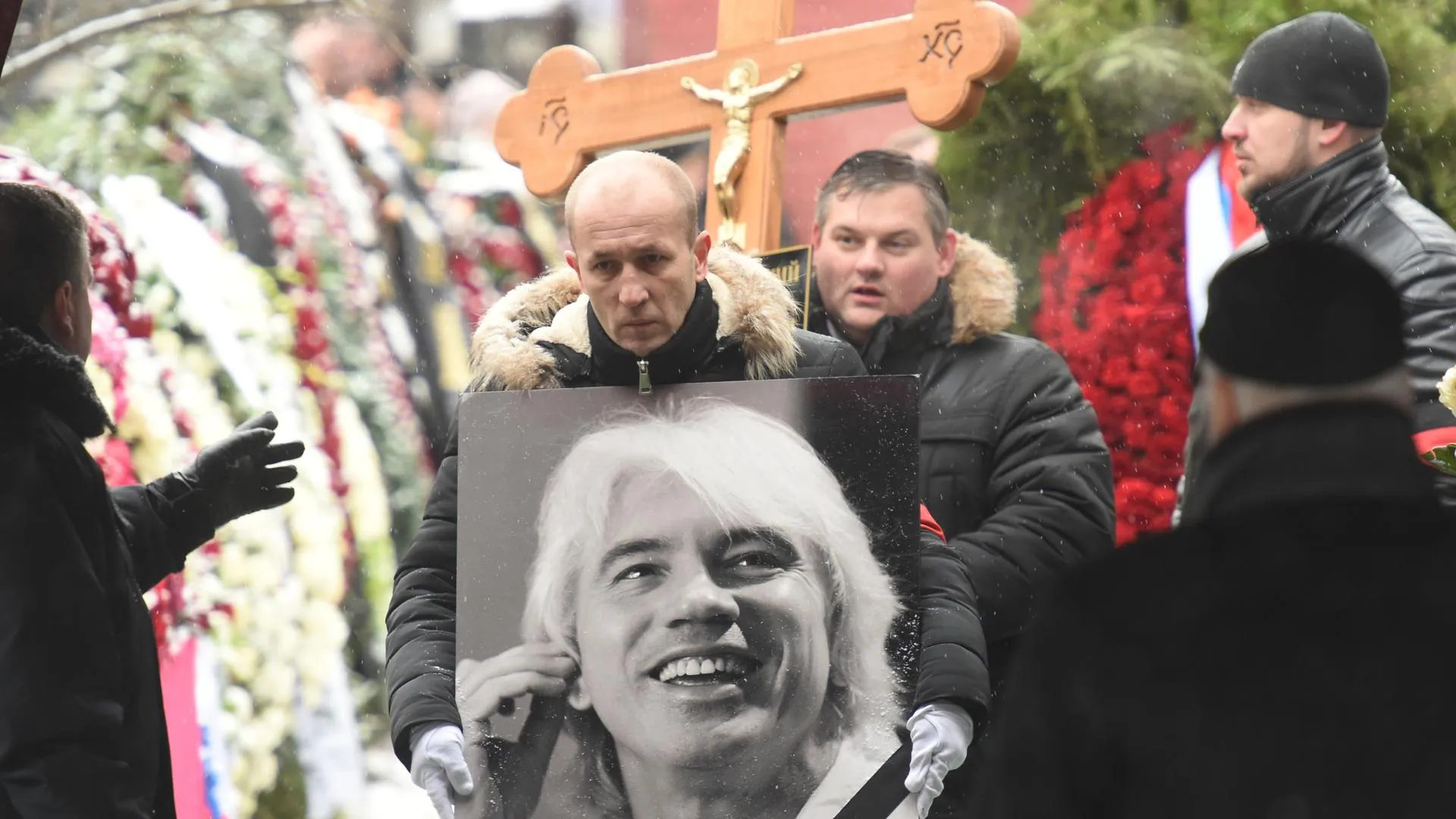 В Москве началась церемония захоронения части праха Дмитрия Хворостовского