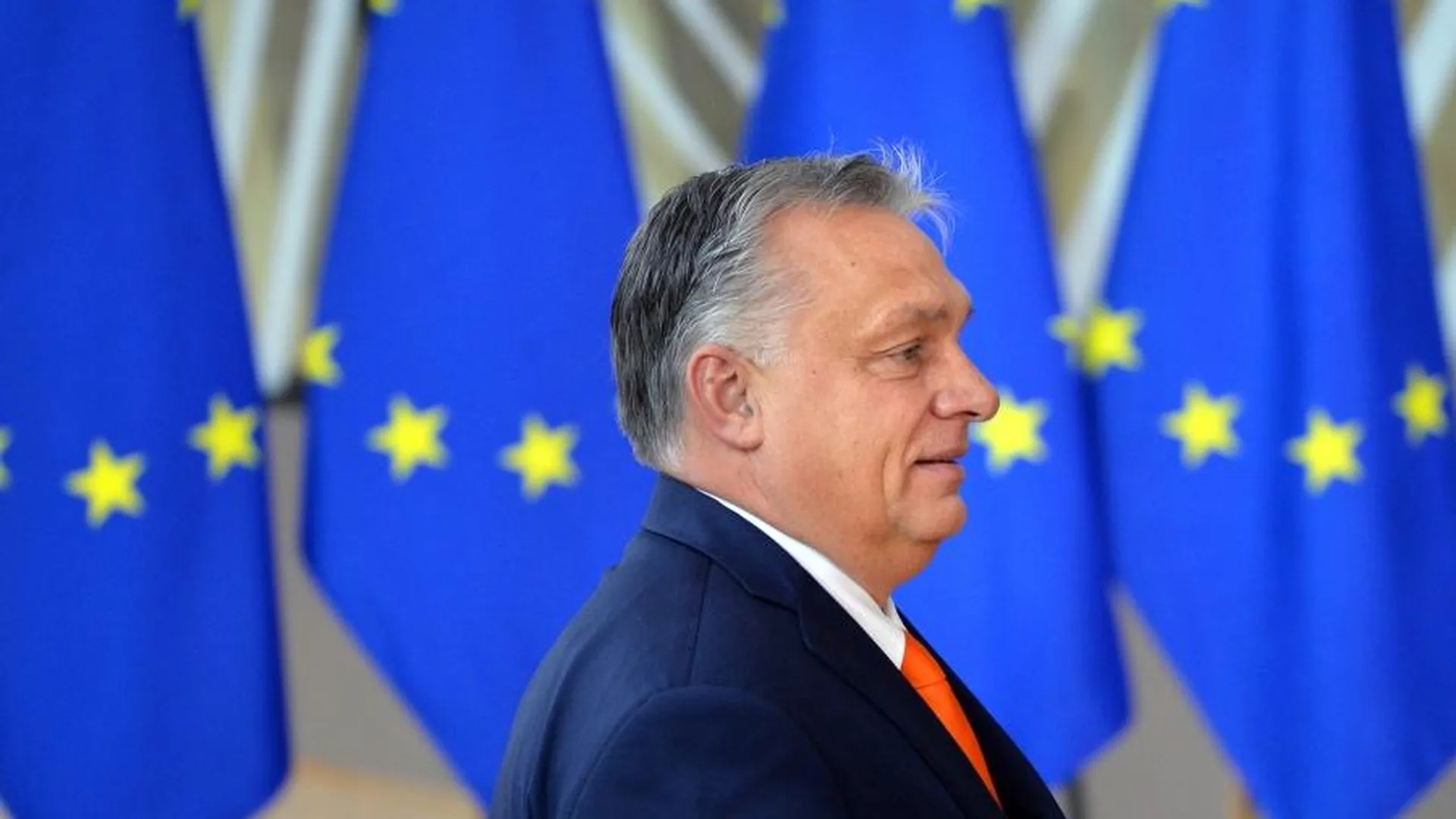 Тысячи венгров вышли на улицы, требуя сместить Орбана