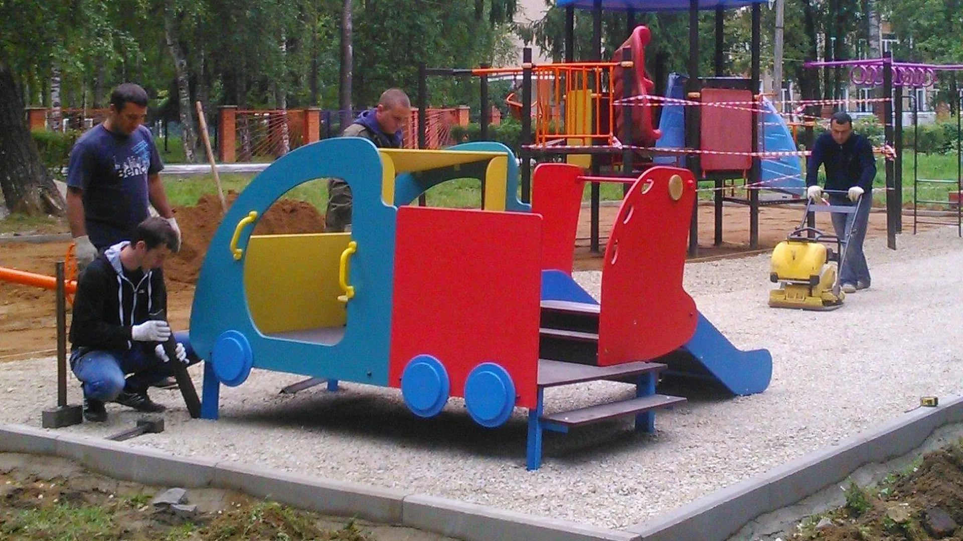 Инспекторы Госадмтехнадзора проверили новую детскую площадку в Молодежном