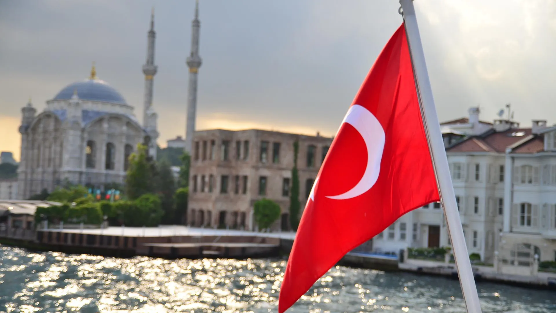 Стала известна средняя стоимость путевки в Турцию на двоих в июле