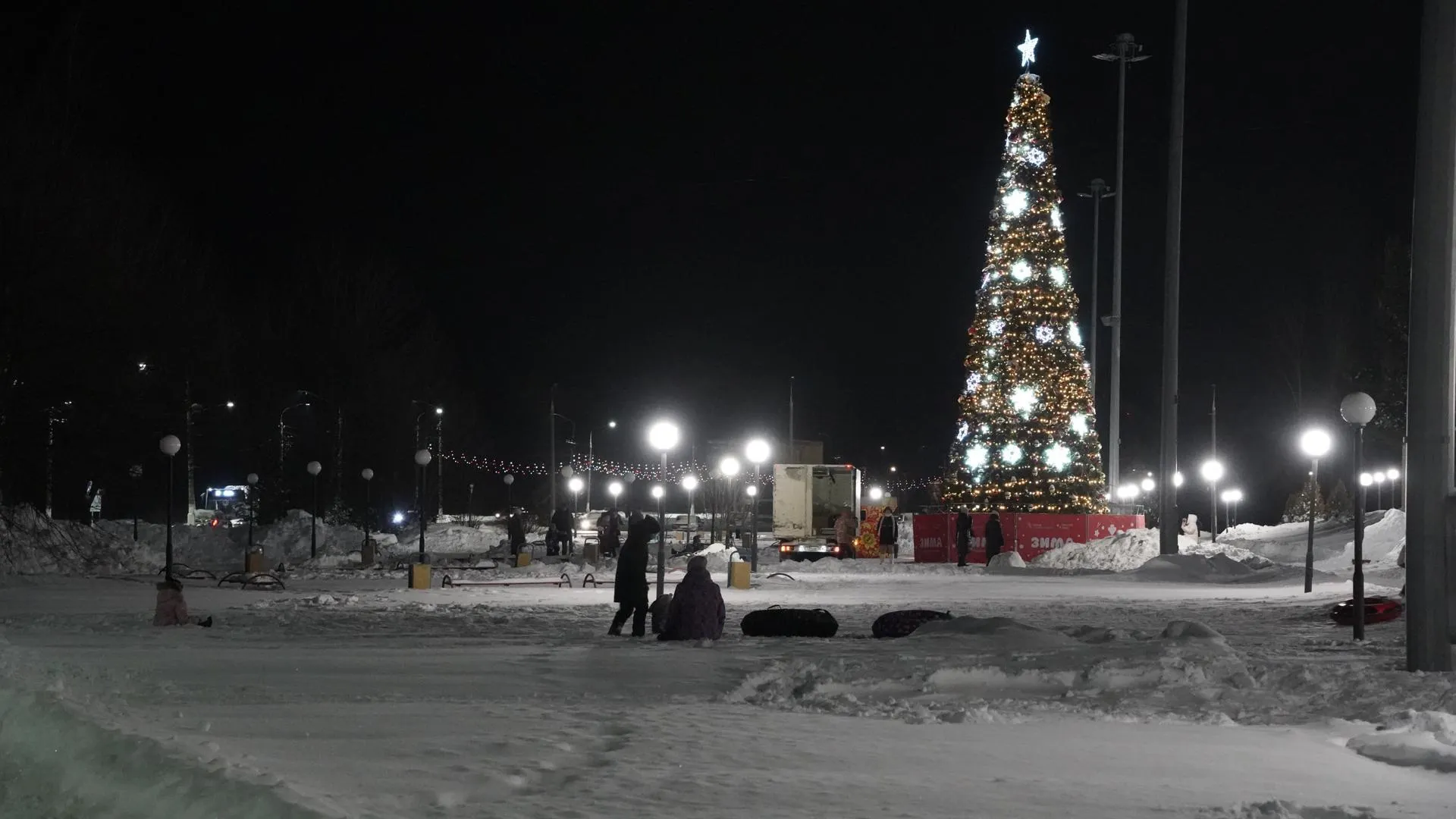 В Рошале зажгли главную елку