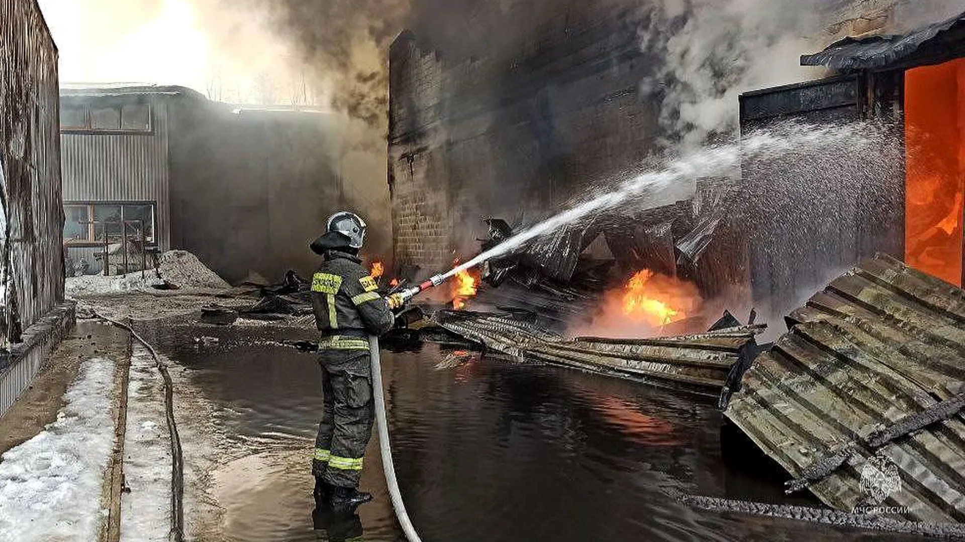 Пожар на складе в Подмосковье распространился на административное здание