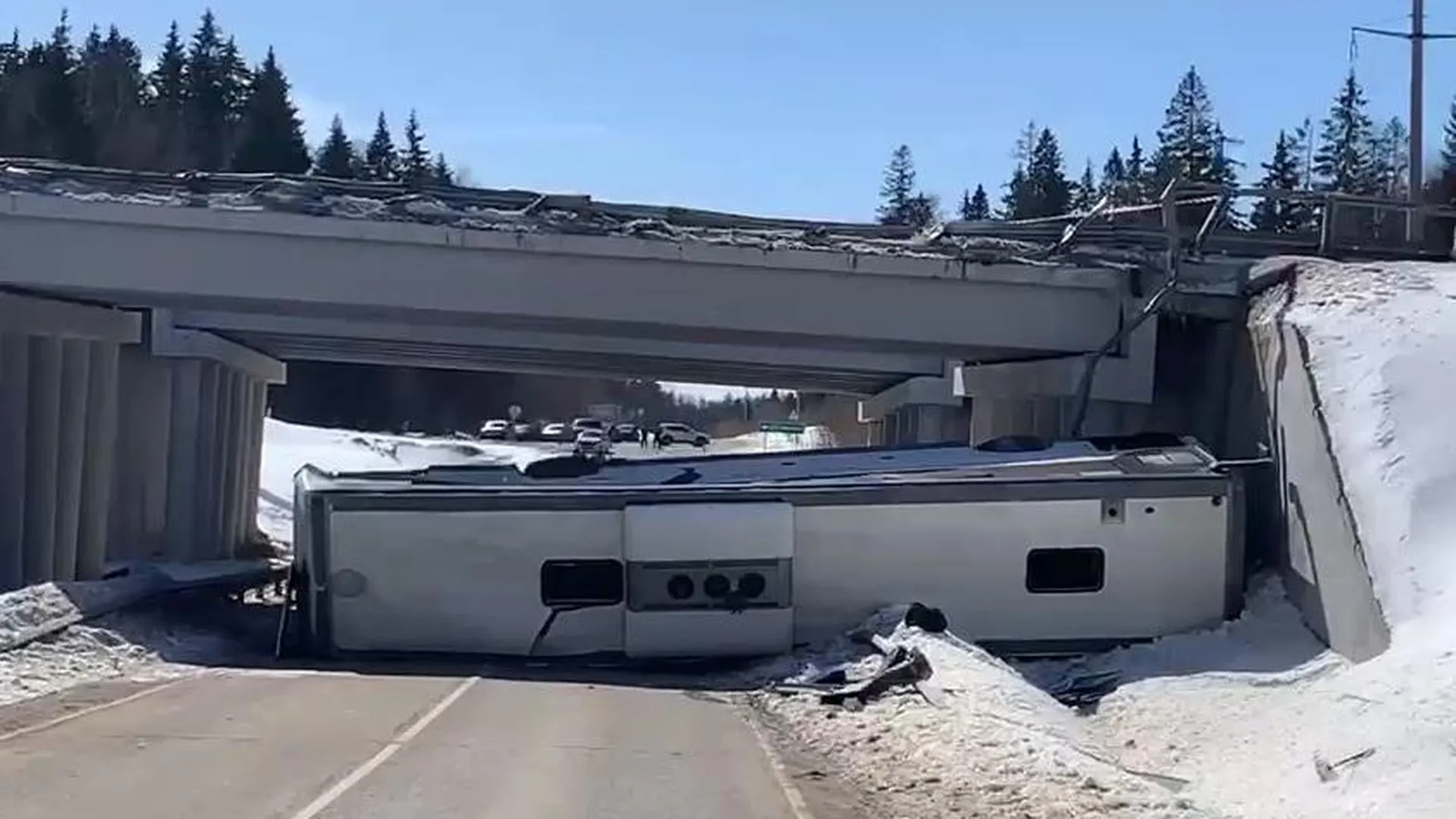 Рейсовый автобус упал с путепровода в Волоколамске: что известно об аварии