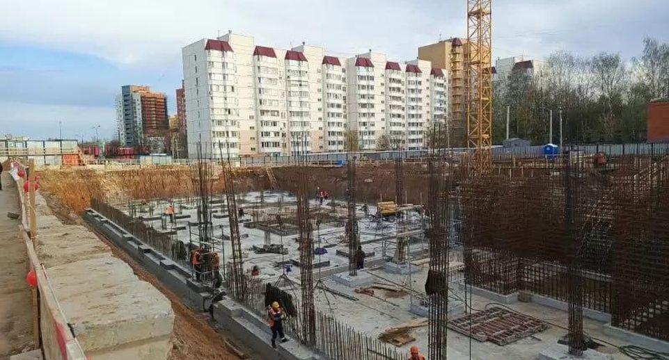 Строители начали возводить несущие конструкции детской поликлиники в Чехове