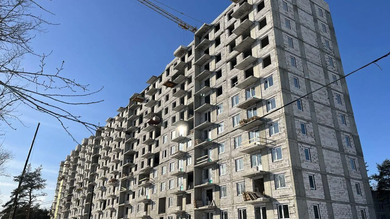 Строители приступили к монтажу оконных блоков в доме для переселенцев в Дмитрове