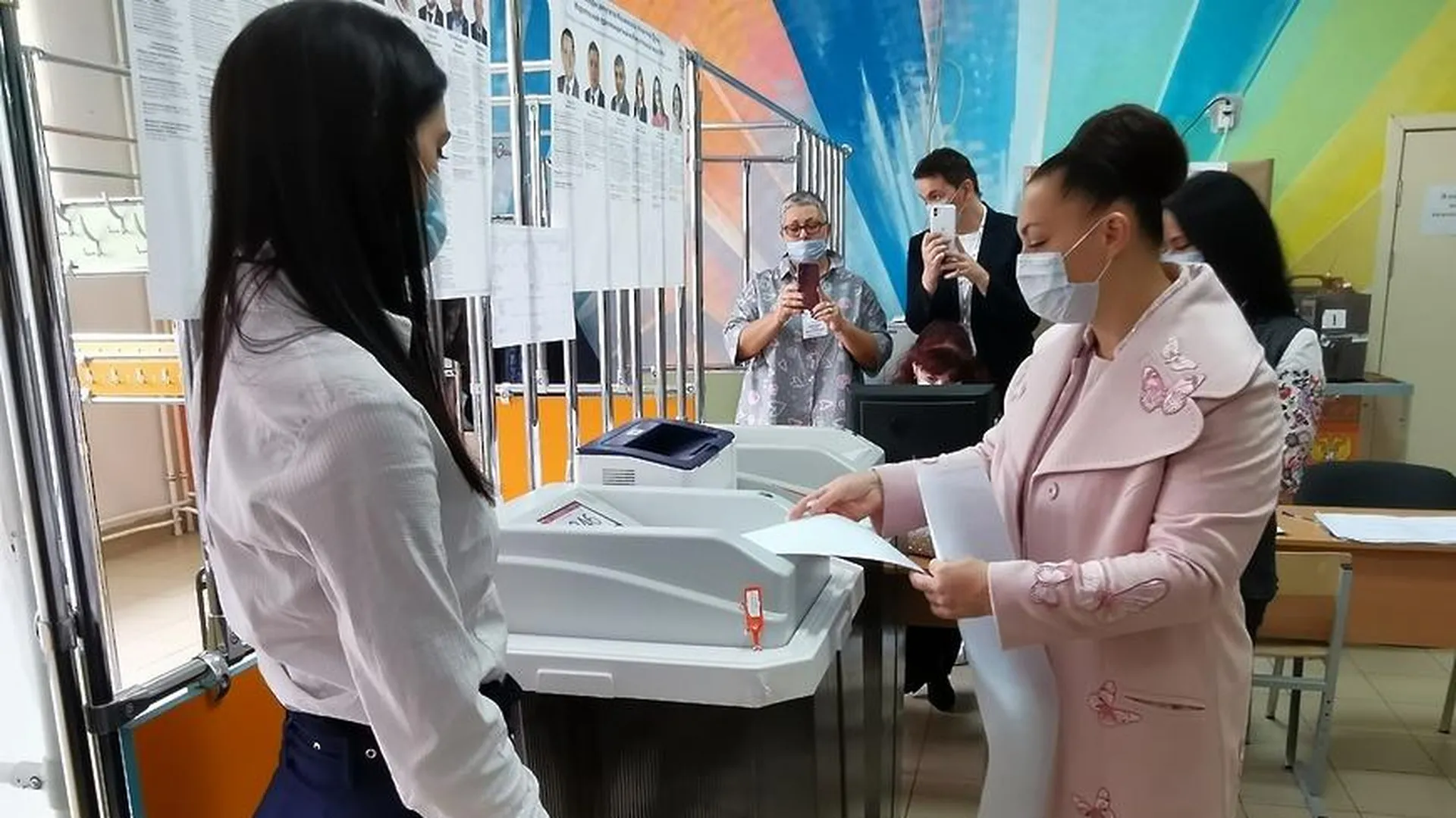 Депутат Госдумы Елена Серова проголосовала на выборах в Королеве