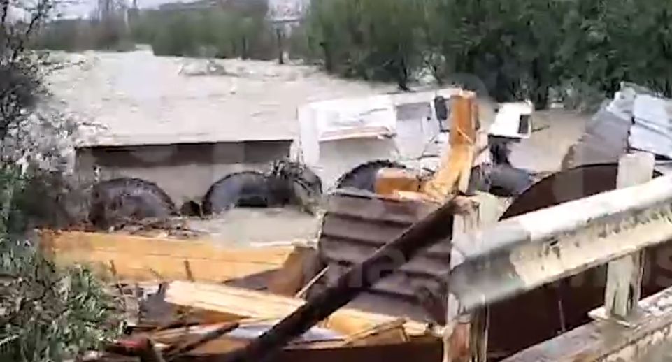 Потоп на Чукотке смыл дороги, затопил жилые дома и аэропорт