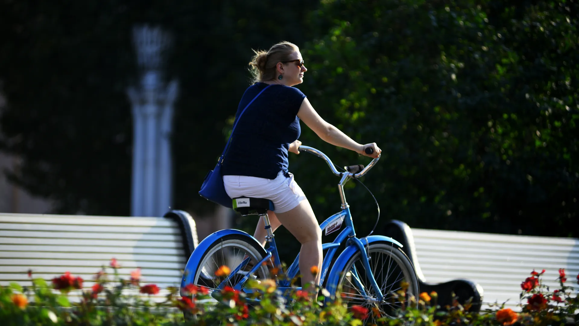 На ВДНХ и в Ботаническом саду ограничили передвижение на велосипедах и самокатах