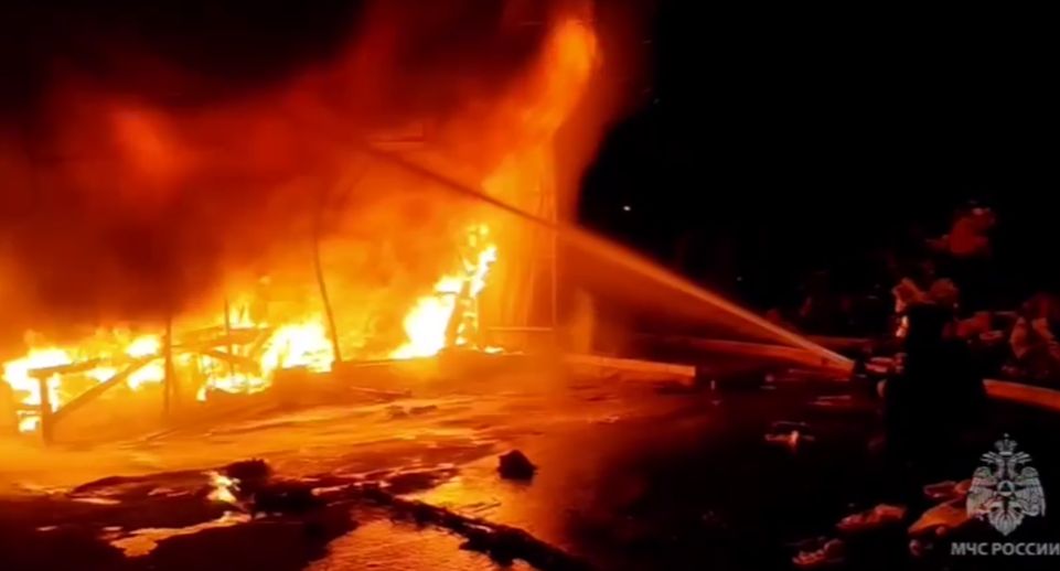 Пожарные локализовали возгорание торговых точек в Астрахани