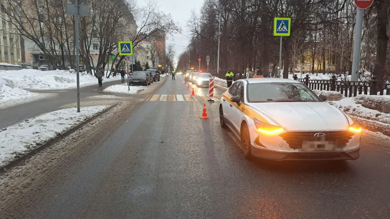 На Измайловском бульваре в столице человек попал в ДТП на пешеходном  переходе | РИАМО