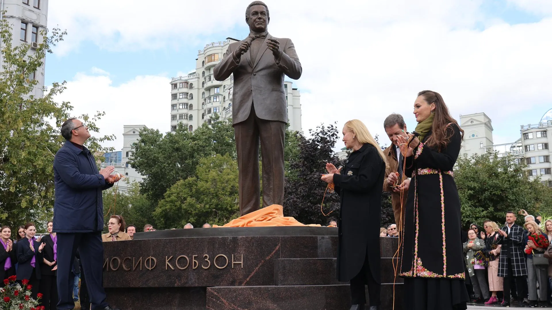 Памятник Иосифу Кобзону открыли в центре Москвы