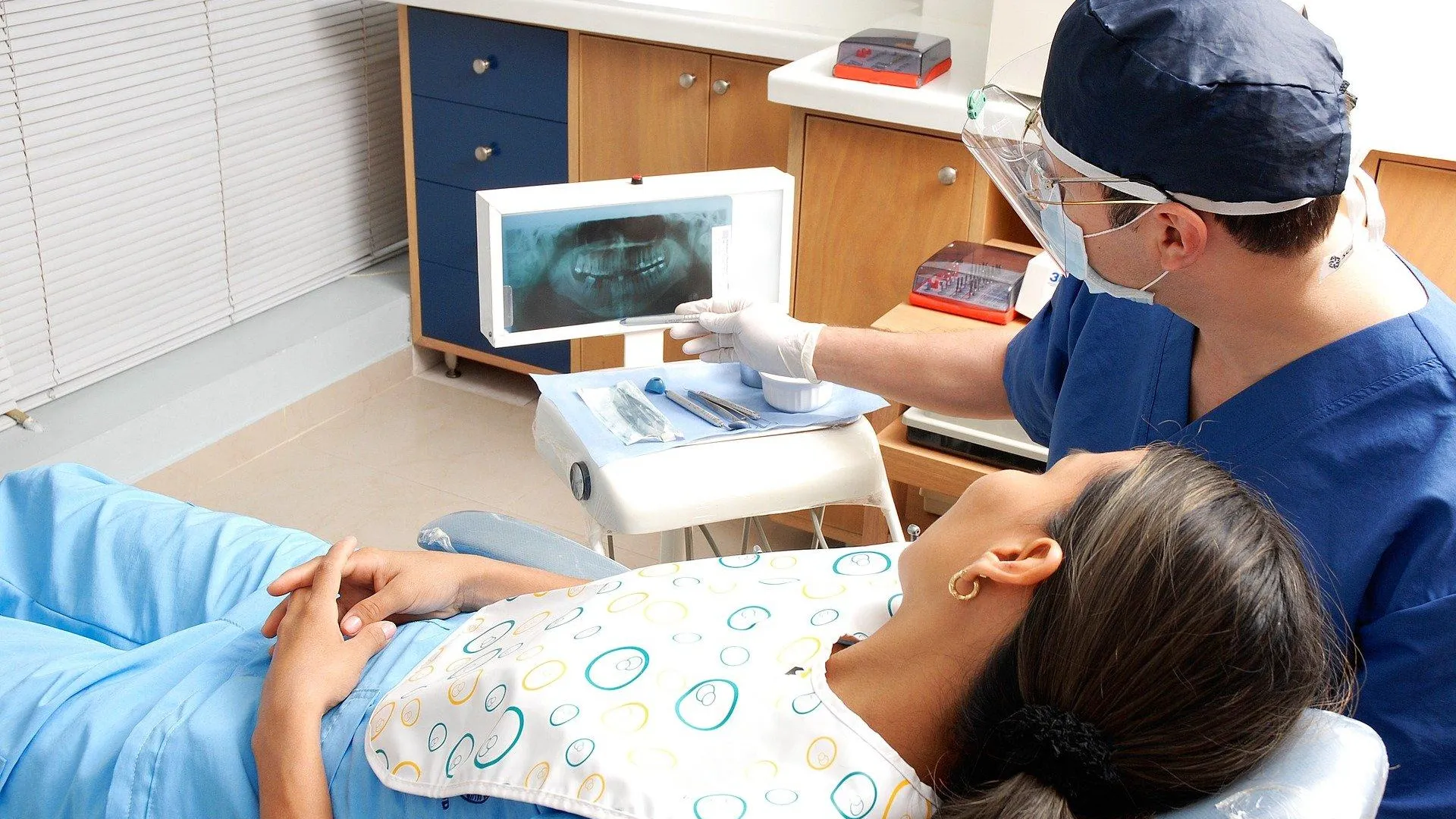 «Качественное лечение не может стоить дешево»: стоматолог об опасностях зубных болезней